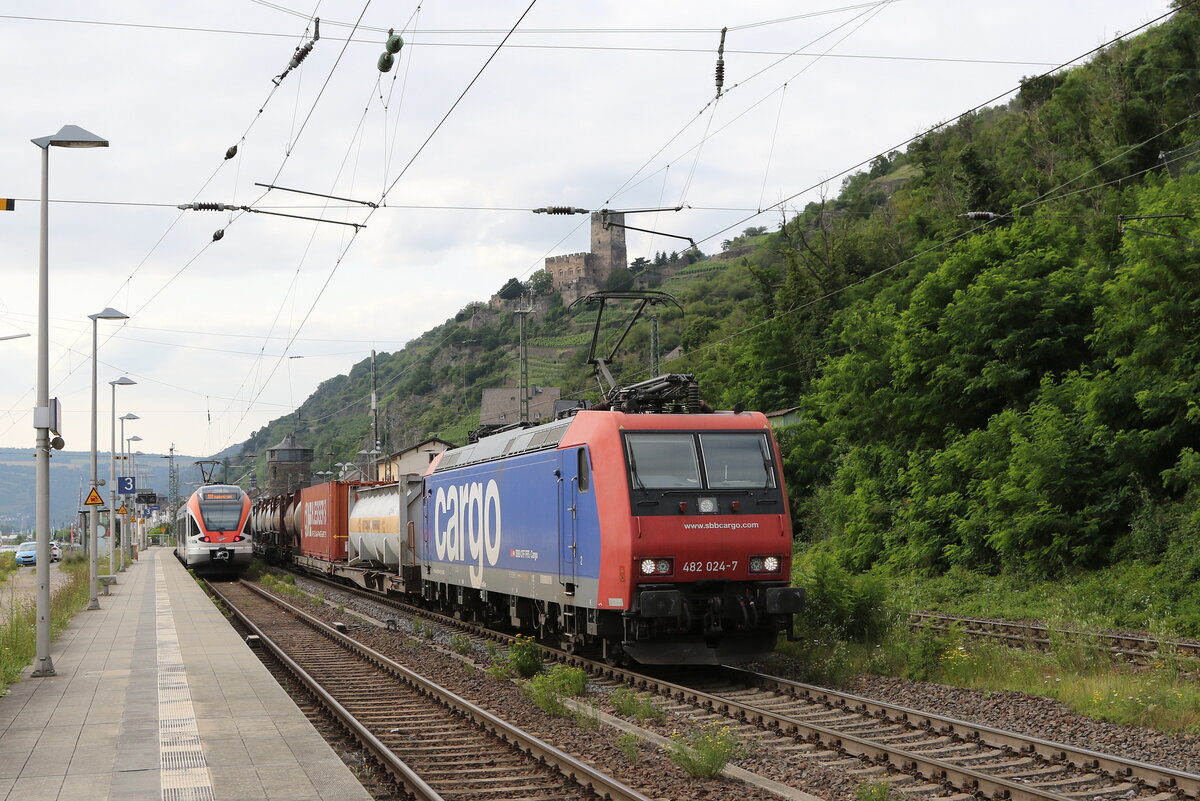 482 024 mit einem Containerzug am 222. Juli 2021 bei Kaub am Rhein.