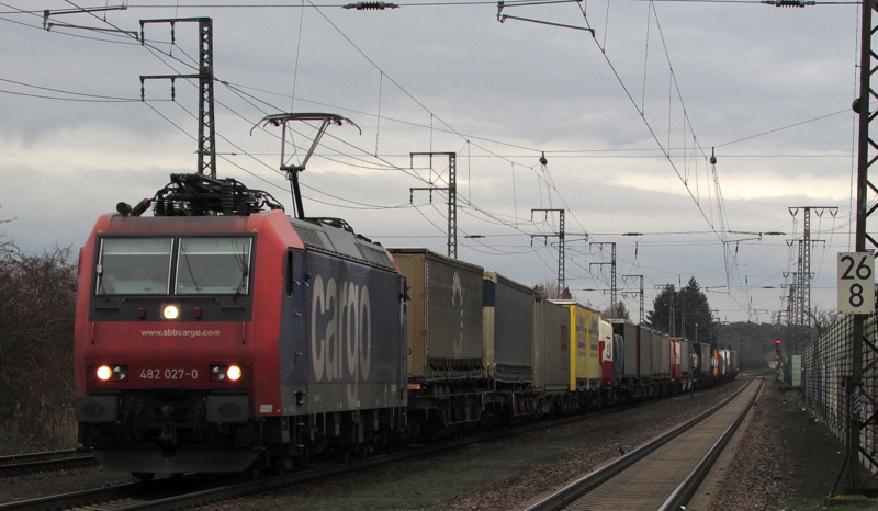 482 027-0 bei der Durchfahrt in Weiterstadt am 01.M�rz.2014