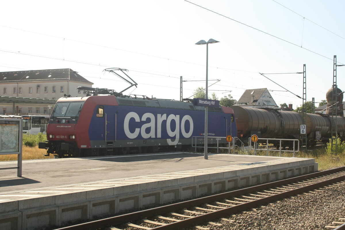 482 029 mit einem Gterzug bei der Durchfahrt im Bahnhof Merseburg Hbf am 14.8.21
