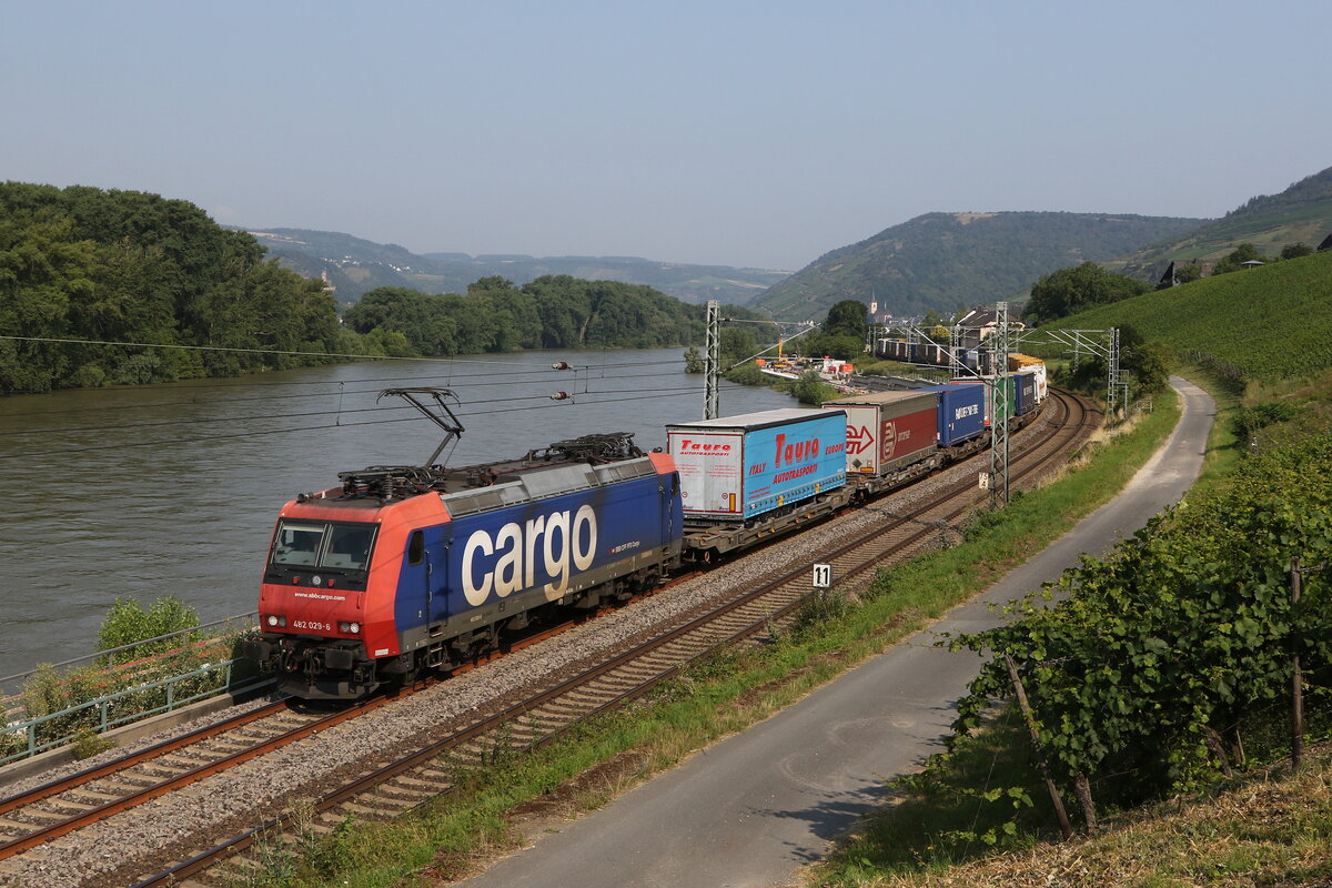 482 029 mit einem  KLV  im  Bchergrund  bei Lorch am Rhein.