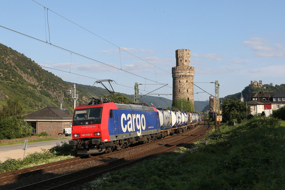 482 030 mit einem  KLV  am 21. Juli 2021 bei Oberwesel.