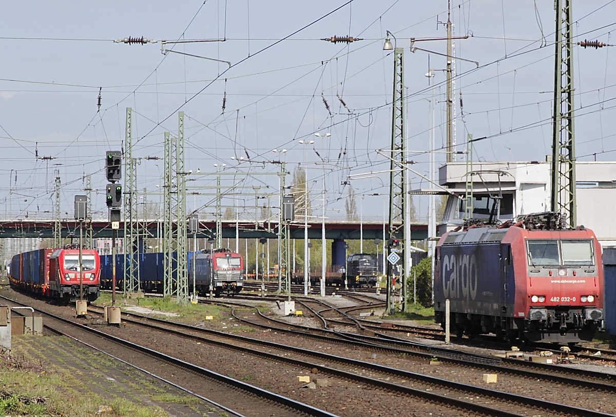 482 032-4 rangiert am 22.04.2021 im Bahnhof Duisburg-Rheinhausen, im Hintergrund die DB- Last Mile  187 016, daneben eine EU 46 der PKP, die soeben mit einem Zug der  Neuen Seidenstraße  angekommen ist, und die 203 152-4 von RCCDE, eine frühere 110 der Deutschen Reichsbahn