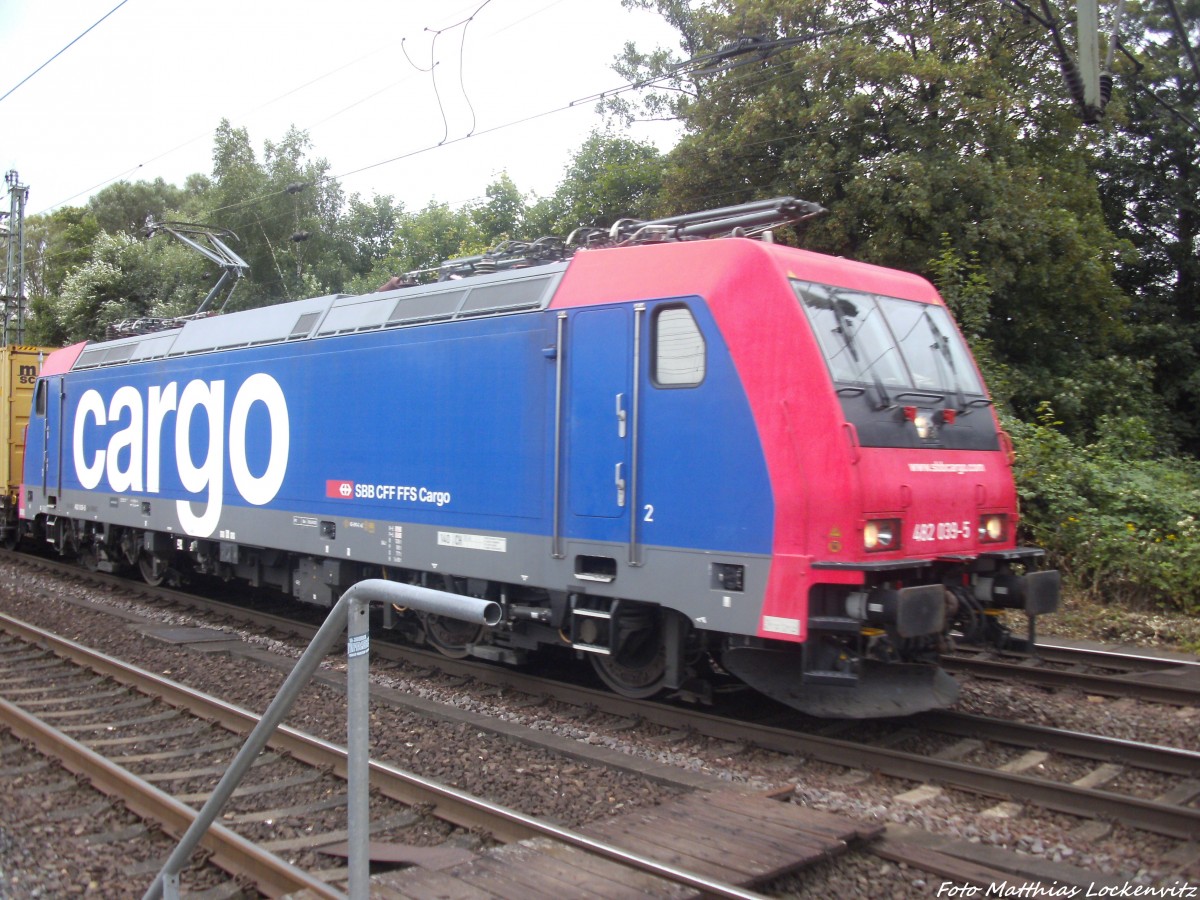 482 039-5 mit einem Gterzug bei der Durchfahrt in Hamburg Harburg am 31.8.13