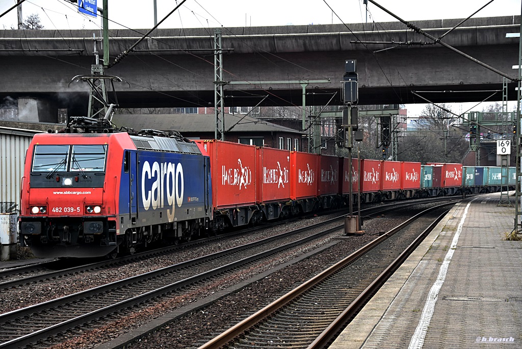 482 039-5 ist mit einen kastenzug durch hh-harburg gefahren,12.02.16