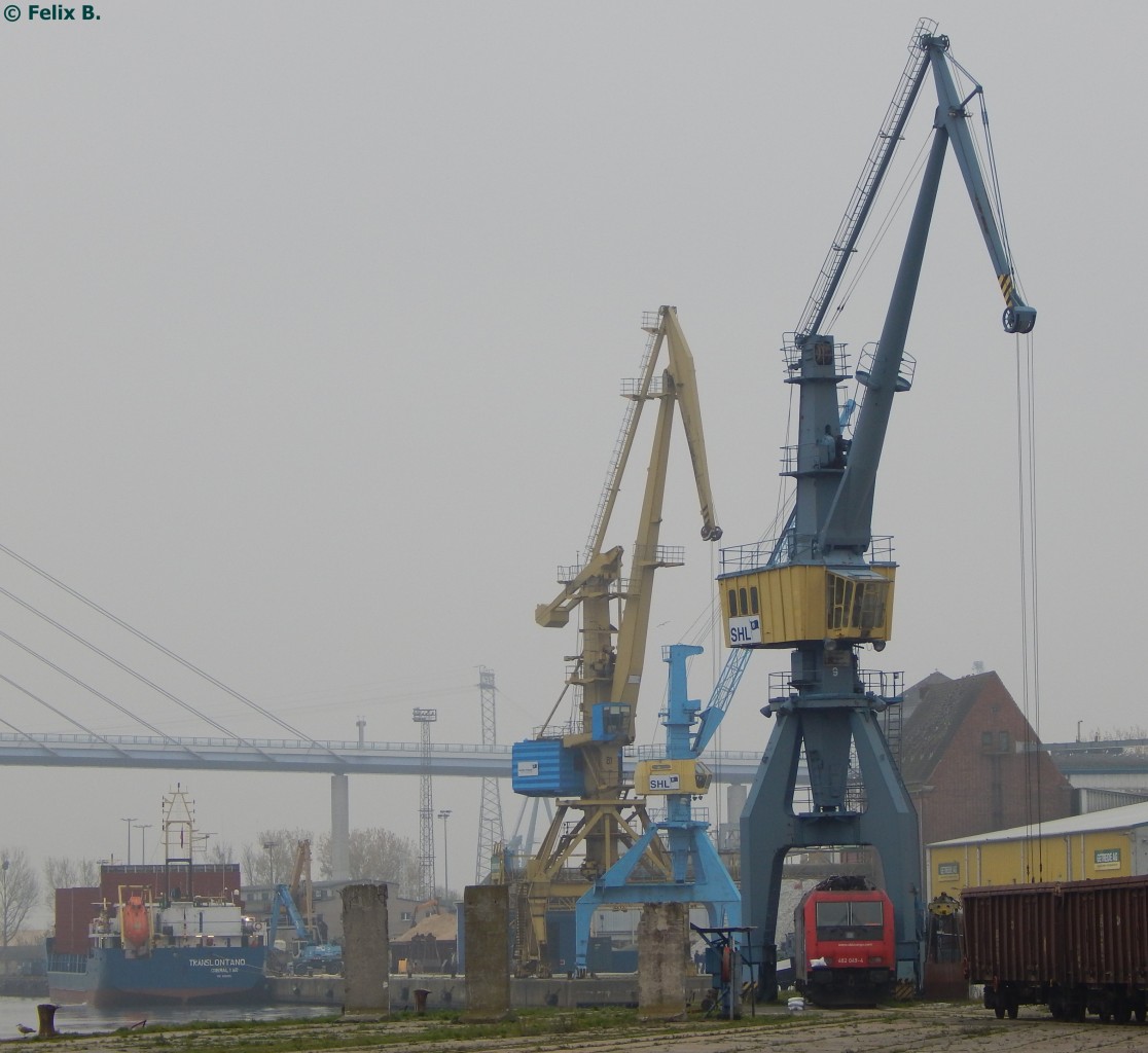 482 094-4 unter einem Kran im Stralsunder Hafen am 29.10.2014