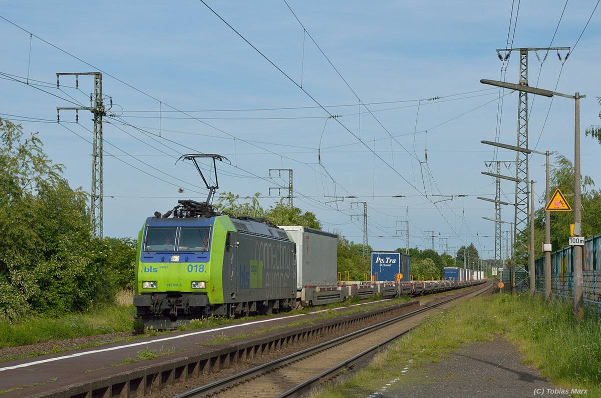485 018 bei der Durchfahrt durch Weiterstadt am 21.05.2016