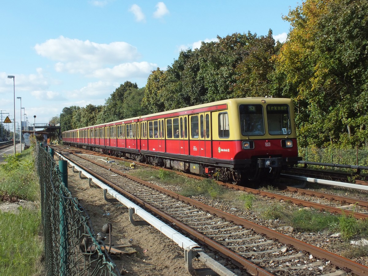 485 104 verl�sst am 2.10.13 Berlin-Karlshorst.
S3 -> Erkner