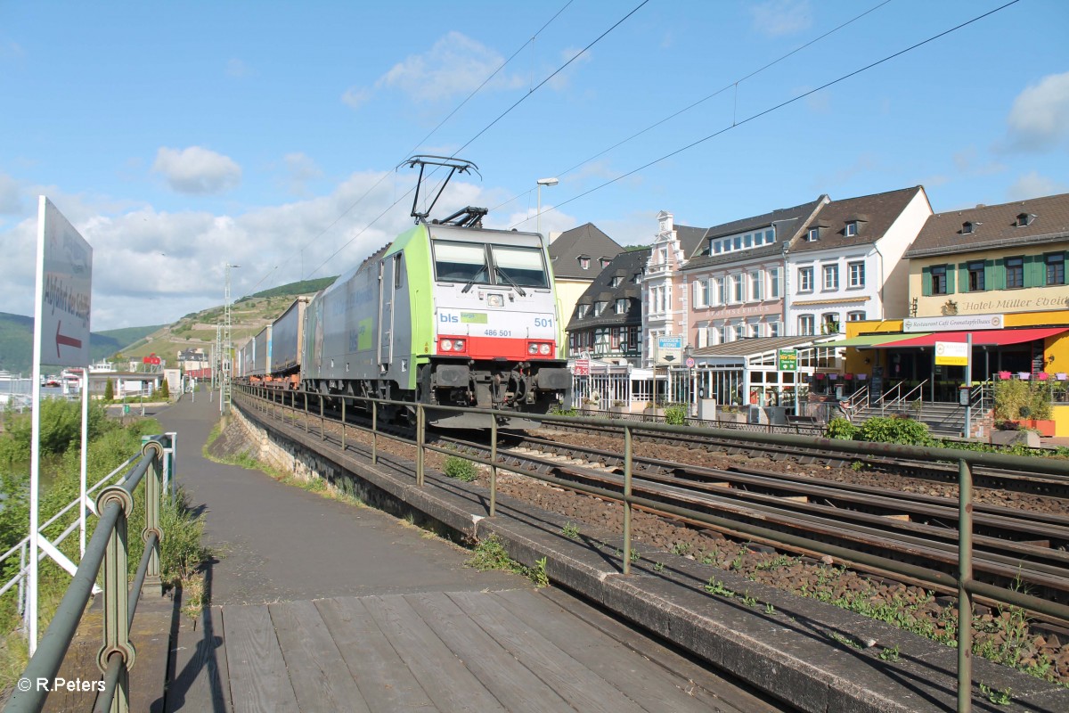 486 501 mit einem Wechslpritschenzug in Rüdesheim. 07.05.15