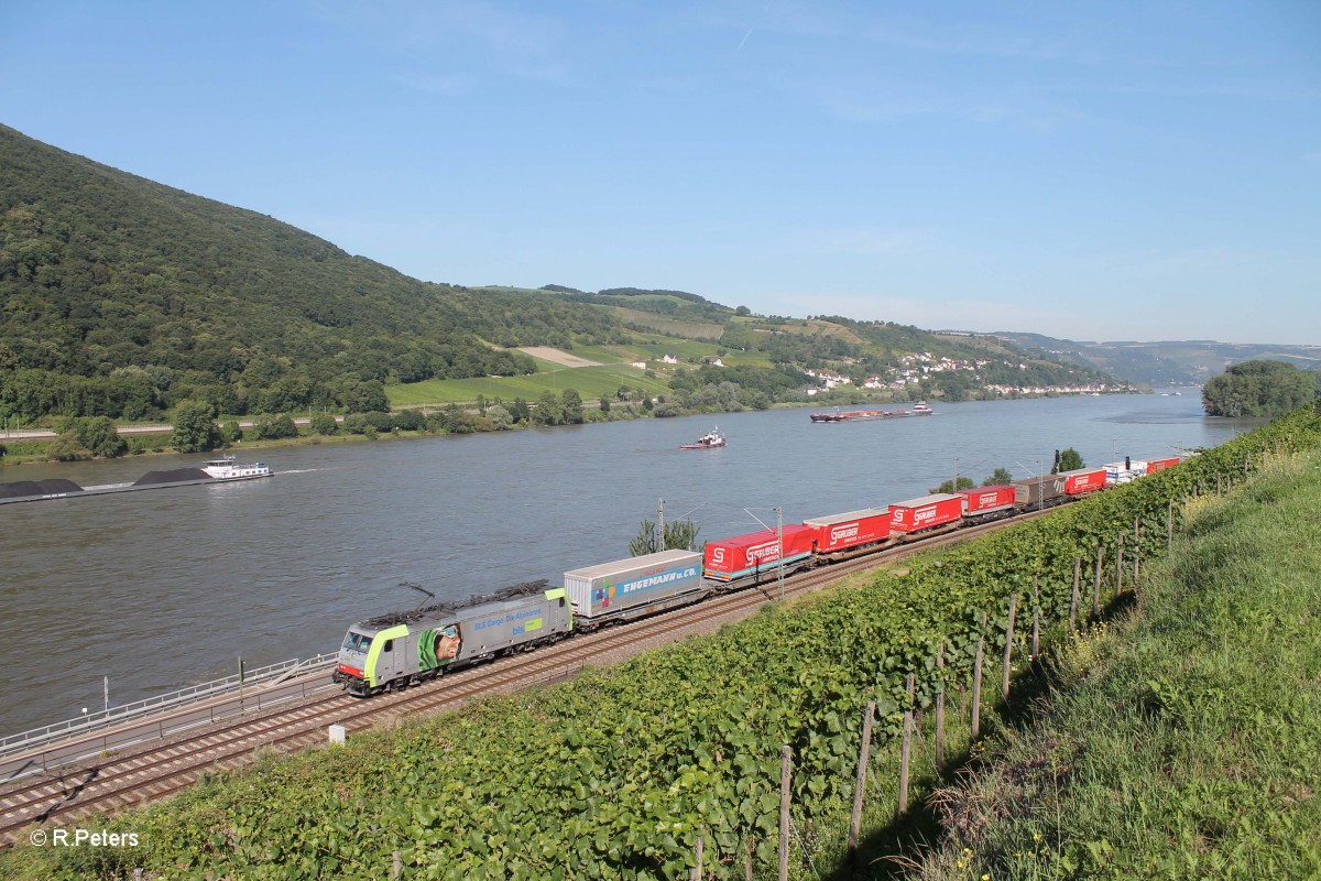 486 509 mit dem Gruber Wechselpritschenzug kurz hinter Lorch am Rhein. 18.07.14