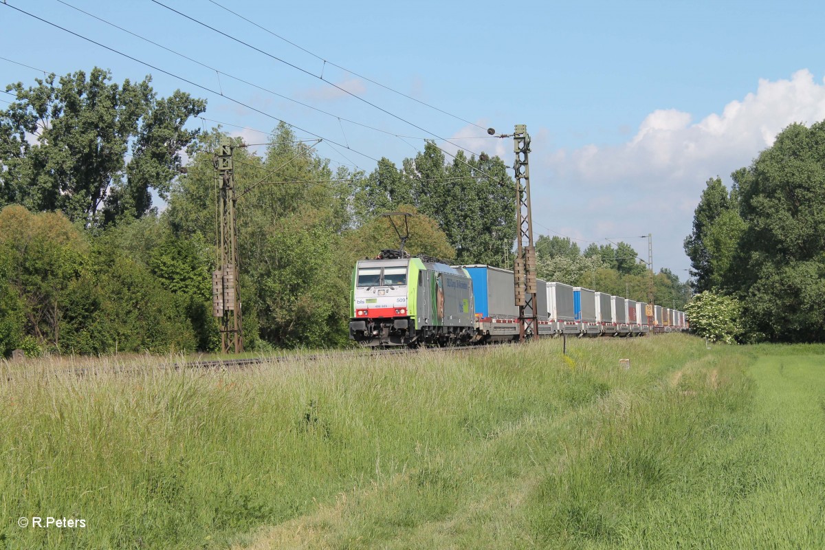 486 509 mit einem Sattelauflieger/Wechselpritschenzug zwischen Nauheim und Groß-Gera. 21.05.15