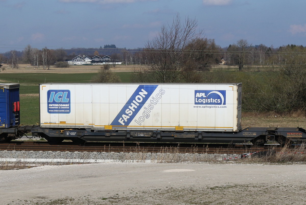 4956 310 (Sdggmrss) von  VTG  mit einem Auflieger von  APL-Logistik  am 18. Mrz 2020 bei Bernau.