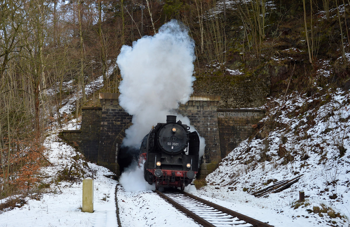 50 3501 (MDV) auf Bergfahrt zwischen Gr�fenroda und Gehlberg beim verlassen des Tunnel am Zwang 02.04.2016