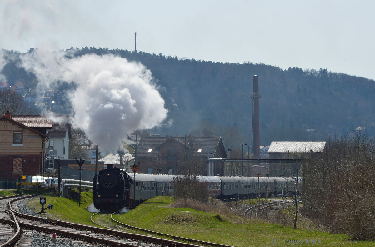 50 3501 (MDV) zog ihren SDZ nach der Ankunft in Meiningen ins Gel�nde des DLW. Daf�r musste sie eine kleine Steigung �berwinden. Aufgenommen am 02.04.2016