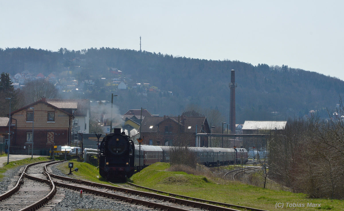 50 3501 (MDV) zog ihren SDZ nach der Ankunft in Meiningen ins Gel�nde des DLW. Daf�r musste sie eine kleine Steigung �berwinden. Aufgenommen am 02.04.2016 (2)