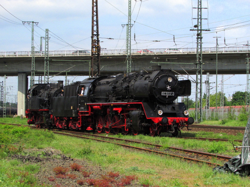 50 3552-2 und ELNA 184 DME (Eisenbahnmuseum Darmstadt) waren gemeinsam f�r F�hrerstandsmitfahrt unterwegs.Hier beim Lokschuppen-Fest