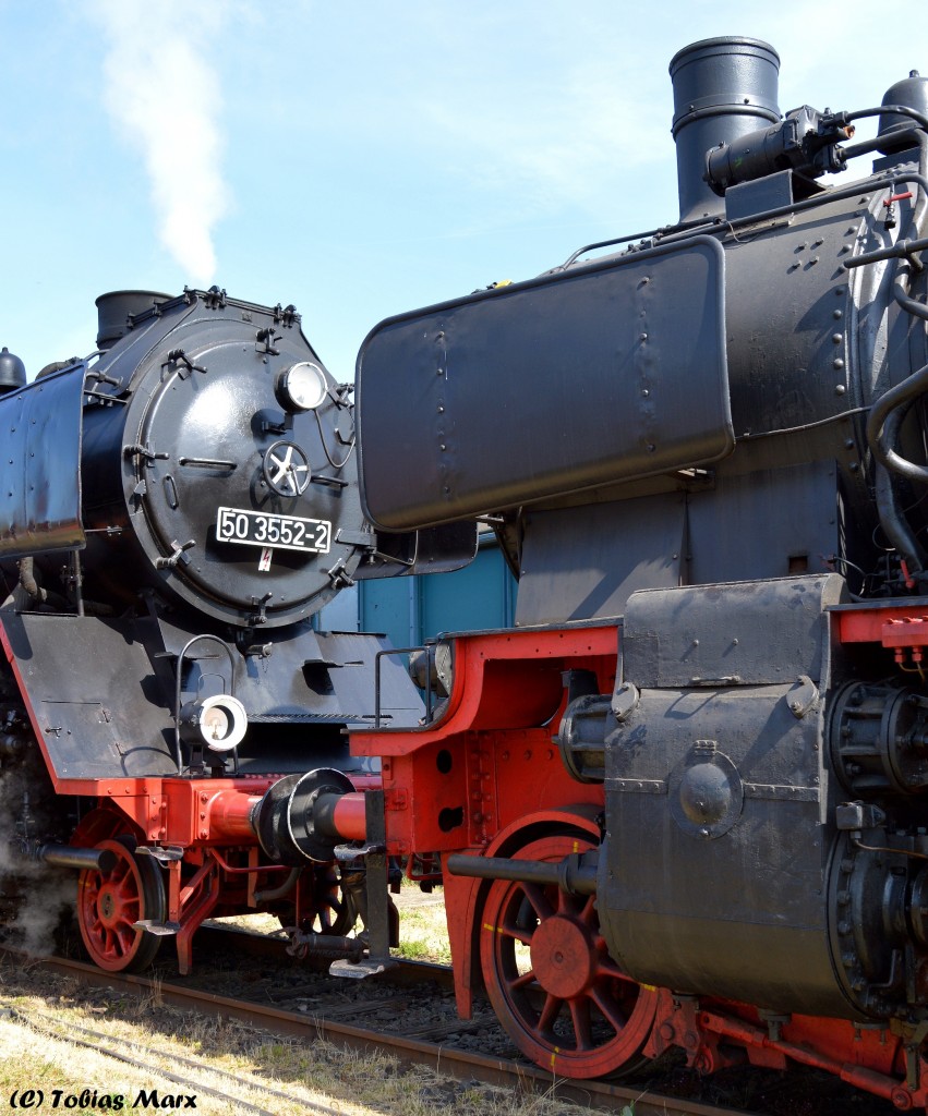 50 3552-2 rangierte die P8 vorsichtig auf die Drehscheibe am 14.06.2015 beim Lokschuppen-Fest in Hanau.