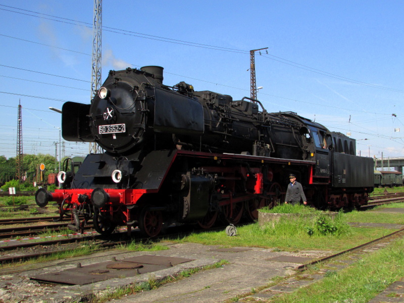 50 3552-2 stand am 04.Mai.2014 hinter 01 150 auf dem Wasserkrangleis.
Hier beim Lokschuppen-Fest