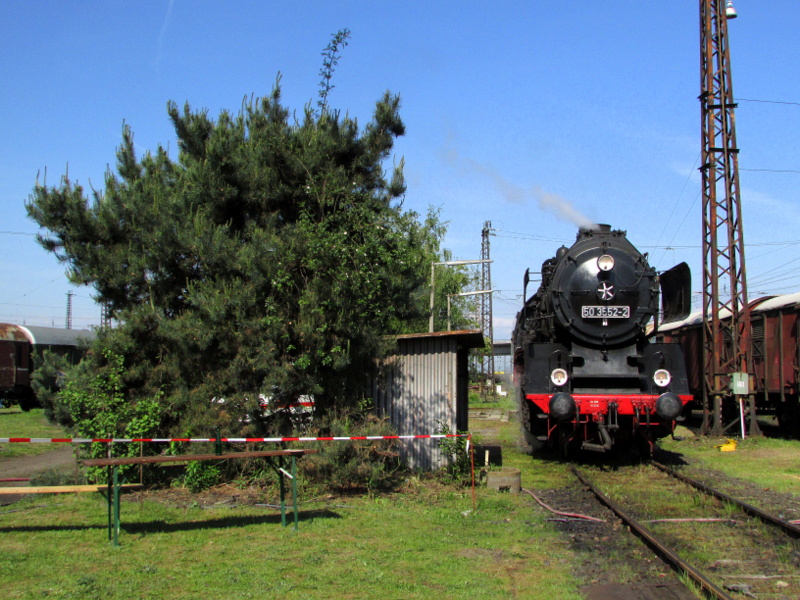 50 3552-2 stand am 04.Mai.2014 kurz hinter der Drehscheibe im BW Hanau.
Hier beim Lokschuppen-Fest