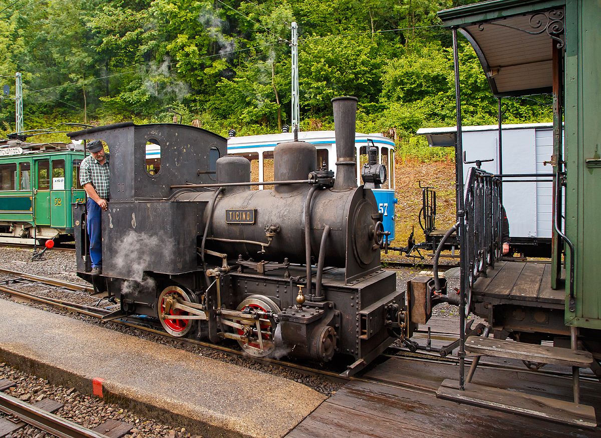 
50 Jahre BC - MEGA STEAM FESTIVAL der Museumsbahn Blonay–Chamby: Obwohl nur eine Gastlok, ist die Kleine Jung G 2/2 Bn2t  Dampflok  Ticino  unermüdlich bei der Arbeit, hier am 19.05.2018 beim Manöver mit einem Personenwagen im Museumsareal Chaulin.

Die 1.000 mm G 2/2 Dampflok  Ticino  wurde 1889 von der Lokfabrik Arnold Jung in Jungenthal bei Kirchen an der Sieg unter der Fabriknummer 59 gebaut und über den Händler Fritz Marti in Winterthur an das Consorzio Correzione del Fiume Ticino in Bellinzona als Lok „2“. geliefert. Sie ist die älteste erhaltene bekannte Jung Lok und dazu auch wieder betriebsfähig (seit 2016). 

Von Alters her war die Magadino-Ebene eine fruchtbare Landschaft, bis 1515 ein Bergsturz die Gegend verwüstete. Mit dem Bau der Eisenbahn nach Locarno Ende des 19 Jahrhunderts wurde dann die Sumpflandschaft entwässert und der Ticino begradigt. Dazu erhielt das Consorzio Correzione del Fiume Ticino diese Kleine G 2/2 Bn2t.

Im Jahr 1941 wurde die Lok nach Ablauf der Kesselfrist abgestellt. Im November 1961 ging sie an den Privatmann Guido Travaini in Mendrisio (Tessin), wo die 6,5 t schwere Lok bis 2016 in einem Keller stand. Im Mai 2016 ging sie dann als Leihgabe der Familie Travaini, an Martin Horath in Goldau. Der sie im September 2016 wieder in Betrieb nehmen konnte.

TECHISCHE DATEN:
Spurweite: 1.000 mm
Achsfolge: B
Gewicht: 6,5 t
Länge: 4.500 mm
Breite: 1.900 mm
Höhe: 2.800 mm
Leistung: 50 PS
Kesseldruck: 11 bar
Zylinder: 2

Quelle: http://www.dampfschleuder.ch/ticino-1.html
