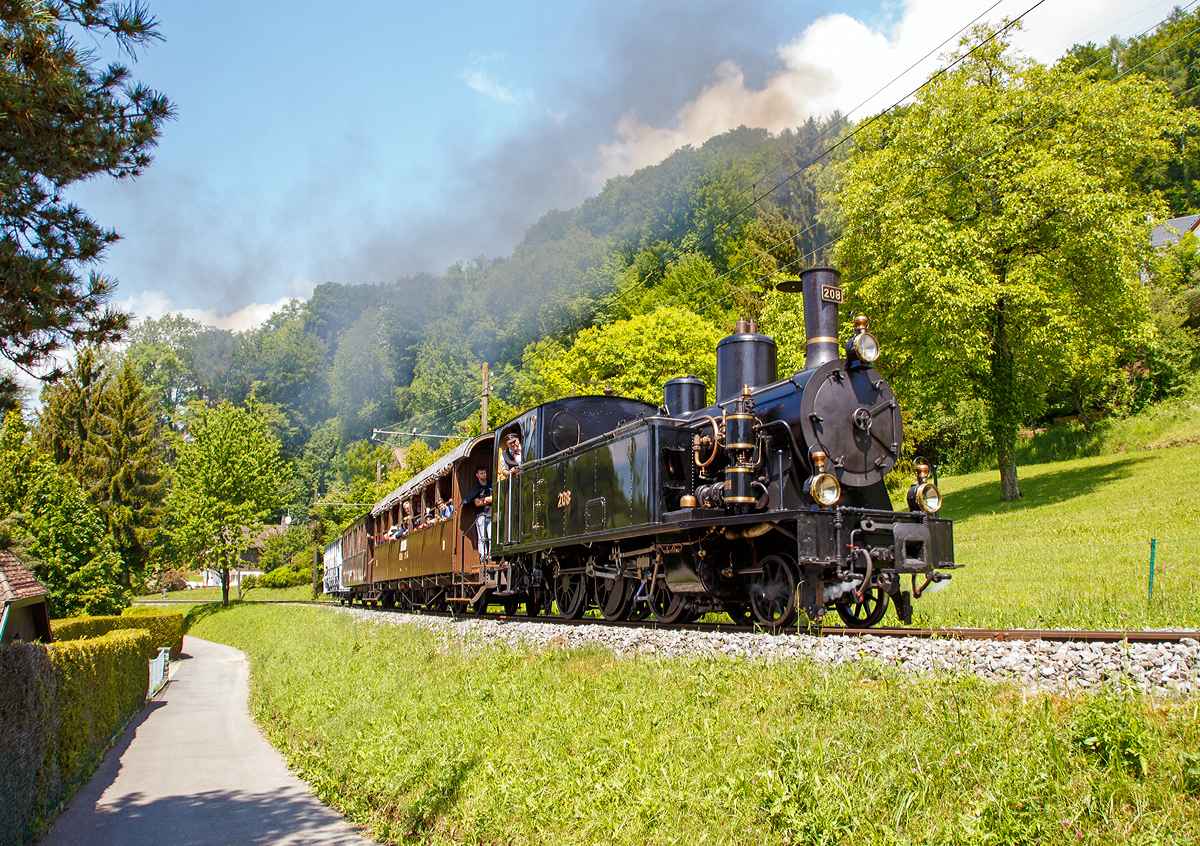 
50 Jahre BC - MEGA STEAM FESTIVAL der Museumsbahn Blonay–Chamby:
Die SBB Brünigbahn (Tallinie) Dampflokomotive G 3/4 208 der Ballenberg Dampfbahn fährt am 20.05.2018 mit ihren Zug von Blonay nach Chamby hinauf.

Die 208 wurde 1913, als letzte der Serie von 8 Stück (201 bis 208), von der Schweizerische Lokomotiv- und Maschinenfabrik (SLM) in Winterthur unter der Fabriknummer 2403 gebaut. Nach der Ausrangierung 1965 wurde sie an den Verein Freunde der Dampflok (ab 1974 Ballenberg Dampfbahn9 verkauft. Beim Brand der Remise in Interlaken am 16. November 2013 wurde die Lok schwer beschädigt.
	
Die Dampflokomotiven G 3/4 Serie 201–208 wurden ab 1906 von den Schweizerischen Bundesbahnen (SBB) auf der Brünigbahn, ihrer einzigen schmalspurigen Bahnlinie, eingesetzt. Die Tenderlokomotiven waren teilweise bis 1965  in Betrieb.

Die damals jungen Schweizerischen Bundesbahnen (SBB) beschafften 1905 zwei neue Lokomotiven der Bauart Mogul mit der Spurweite von 1.000 mm. Eine Mogullokomotive besitzt drei Triebachsen und eine führende Laufachse, was auch mit der Achsformel 1'C bezeichnet wird. Die Lokomotiven sollten die aus der Eröffnungszeit stammenden dreiachsigen JBL G 3/3 unterstützen, die bis dahin alleine den Zugsverkehr auf den Talstrecken der Brünigbahn, welche als Adhäsionsbahn angelegt ist, geleistet haben. Ab 1912 folgten fünf weitere baugleiche Triebfahrzeuge. Sie ersetzten die inzwischen überholten Dampflokomotiven aus der Gründungszeit endgültig.

Bis zur Elektrifizierung der Brüniglinie 1941-1942 bildeten diese Dampflokomotiven das Rückgrat für die Strecken zwischen Luzern - Giswil und Meiringen - Interlaken. Um Wasser und Kohle zu sparen, wurden Mitte der 1920er Jahren die Lok 201 bis 207 auf Heißdampf umgebaut, während die Lok 208 bereits ab Werk als Heißdampf-Lok geführt worden war (mit Schmidt'schen Kleinrohrüberhitzer) .

Ein Jahr nach Abschluss der Elektrifikation wurde die Nummer 202 ausrangiert und abgebrochen. Die 1947 ausrangierten Lokomotiven Nr. 203–205 wurden zusammen mit zwei Bergmaschinen des Typs HG 3/3 an die Thessalische Eisenbahnen in Griechenland abgetreten. Die Lok 203 wurde 2007 das letzte Mal in Volos in schrottreifem Zustand gesichtet. Die Lok 201 wurde 1947 zerlegt. Ebenfalls dem Schneidbrenner zum Opfer fielen die Loks 206 (1957) und 207 (1965). Durch den Umstand, dass ein paar Eisenbahnenthusiasten im Jahr 1965 den Erhalt zweier SBB Schmalspurdampflokomotiven forderten, wurde die Lok 208 nicht abgebrochen. Zusammen mit der Bergmaschine HG 3/3 1067 wurde sie aufgearbeitet und steht seither wieder unter Dampf.

Konstruktion der G 3/4 der SBB Brünigbahn:
Gegenüber den alten dreiachsigen Dampflokomotiven wurde ein Bisselgestell in Fahrtrichtung vorne angebracht. Es trug zu einem ruhigen Fahrverhalten der Lok bei.

Die beiden Zylinder waren waagrecht außen am Rahmen, zwischen der Lauf- und ersten Kuppelachse angebracht. Die Triebstange treibt die mittlere Achse an, welche über Kuppelstangen die beiden anderen Achsen antreibt.

Der Kessel liegt auf einer Höhe von 1.900 mm über Schienenoberkante auf. Auf ihm befinden sich sowohl ein Sanddom wie ein Dampfdom mit innen liegenden Einströmrohren. Auf dem Dampfdom befinden sich zwei Pop-Sicherheitsventile. Der Sand wurde mit einem Druckluftsandstreuer der Bauart Leach, vor der Triebachse auf die Schienen gebracht.

Mit diesen Lokomotiven konnte in der Schweiz die Höchstgeschwindigkeit für schmalspurige Dampflokomotiven erstmalig erhöht werden. 1930 stieg sie von 45 auf 55 km/h und 1936 schließlich auf 60 km/h an.

TECHNISCHE DATEN 8 (der G 3/4 208):
Hersteller: 	SLM
Spurweite: 	1.000 mm (Meterspur)
Achsformel: 1'C
Länge über Puffer:  8.530 mm
Fester Radstand:  2.900 mm
Gesamtradstand:  4.900 mm
Dienstgewicht:  32,3 t (208)
Höchstgeschwindigkeit: 45 km/h (ab 1930: 55 km/h und ab 1936: 60 km/h)
Treibraddurchmesser: 	1.050 mm
Zylinderanzahl: 	2
Zylinderdurchmesser: 	340 mm
Kolbenhub:  500 mm
Kesselüberdruck: 12 bar
Wasservorrat:  3,5 m³
Kohlevorrat: 0,8 t
Bremse: 	Westinghouse-Differenzialbremse
Kupplungstyp:  +GF+ (bis 1941 Zentralkupplung Typ Brünig)
