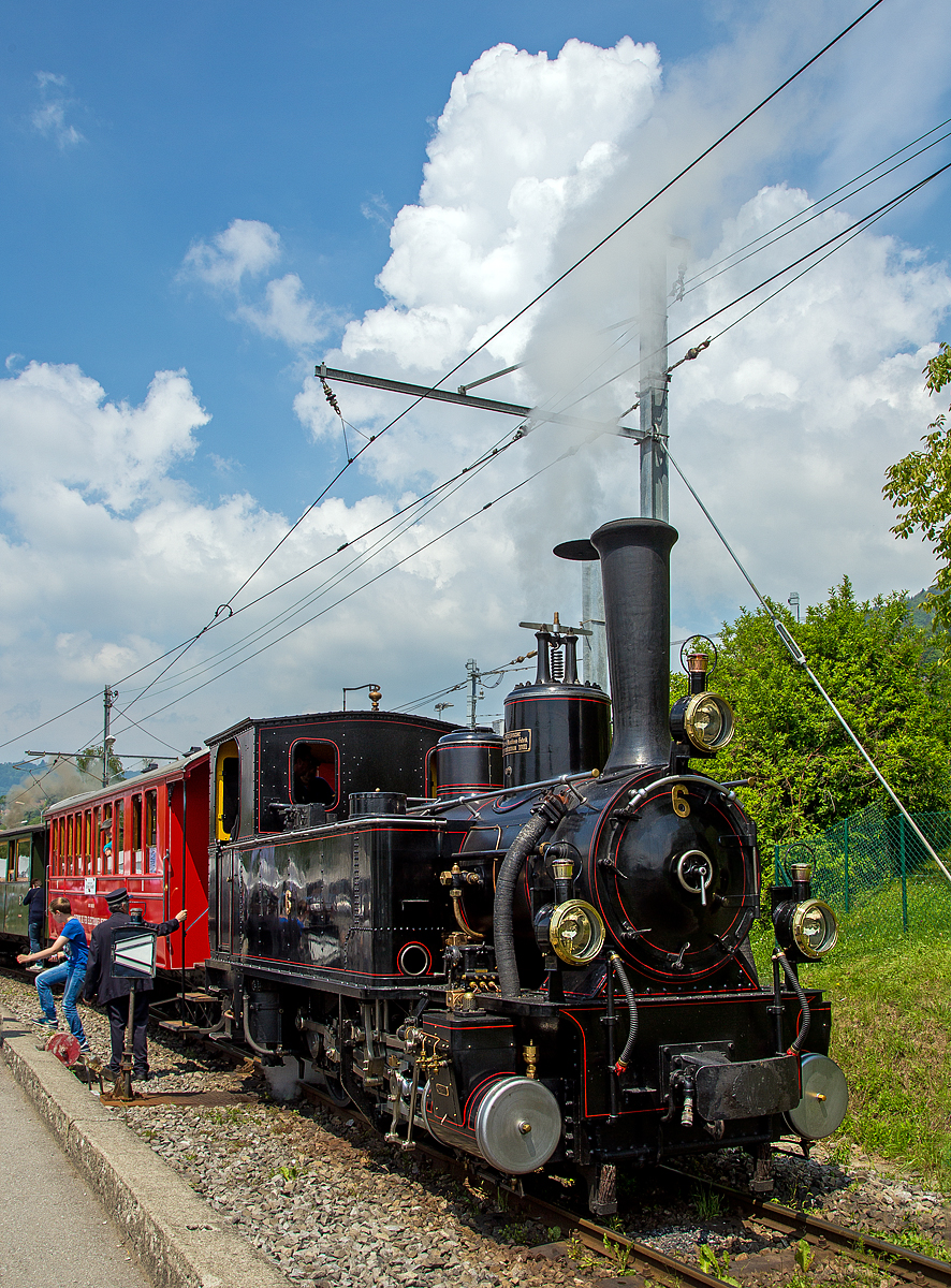 50 Jahre BC - MEGA STEAM FESTIVAL der Museumsbahn Blonay–Chamby:
Die G 3/3 Dampftenderlokomotive BAM Nr. 6 der Museumsbahn Blonay–Chamby, ex JS G 3/3 909, ex SBB G 3/3 109, ex BAM G 3/3 6, fhrt am 19.05.2018 mit einem Zug von Blonay nach Chaulin hinauf. 

Die Lok wurde1901 von der Schweizerische Lokomotiv- und Maschinenfabrik (SLM) in Winterthur unter der Fabriknummer 1341 gebaut und an die JS (Jura–Simplon-Bahn), als Tallok (fr die Flachstrecke Interlaken-Meiringen), geliefert. Die JS entstand 1890 durch die Fusion der JBL (Jura–Bern–Luzern) mit den Suisse-Occidentale–Simplon (SOS), die Lok wurde aber auch noch als JBL G 3/3 309 gefhrt. Die JS wurde1903, damals grtes Bahnunternehmen der Schweiz, verstaatlicht und in die SBB integriert (nun SBB Brnigbahn), so erhielt die Lok die Bezeichnung SBB 109. 1921 wurde sie dann an die BAM (Bire–Apples–Morges-Bahn) verkauft. Die Lok erhielt nicht nach der Reihenfolge der vier BAM-Maschinen die Nummer 5 sondern Nummer 6, weil man einfach die „Zahl Neun“ (der 109) umdrehte und verwendete.

Zwischen 1887 und 1903 wurden insgesamt 16 baugleiche dieser Dampf-Tenderlokomotiven der Bauart G 3/3 von der SLM in Winterthur gebaut. Fr die JBL, sowie deren Nachfolgerin, JS und die SBB Brnigbahn wurden insgesamt 10 Lokomotiven dieses Typs geliefert, fr die BAM waren es 4 und fr die MOB waren es 2 Lok. 

Die mit Auenrahmen versehenen Dampftenderlokomotiven, besaen Treibrder mit einem Durchmesser von 1050 mm. Einzig die beiden MOB Dampflokomotiven wurden mit kleineren Treibrdern von 950 mm ausgeliefert, um in den Steigungen bis zu 73 ‰ eine hhere Zugkraft zu erreichen. Dadurch sank die Hchstgeschwindigkeit bei den MOB Dampflokomotive von 45 auf 35 km/h. Der Kesseldruck wurde von anfnglich 11 bar bei den Brnigbahn Dampflokomotiven, bei den nachfolgenden BAM und MOB Dampflokomotiven auf 12 bar erhht.

Auf dem Kessel waren ein Dampfdom und ein Sanddom. Auf dem Dampfdom befand sich das Sicherheitsventil. Auf den Schieberksten befanden sich Ricour-Saugventile. Die mittlere Achse war als Treibachse ausgefhrt. Die auenliegende Steuerung war eine nach Walschaert mit Taschenkulisse. Die Federn befanden sich ber den Achslagern und deren Sttzen waren unterhalb des Umlaufbleches montiert. Die ersten sechs Dampflokomotiven der JBL hatten noch einen Querausgleich zwischen den vorderen Sttzen der ersten Achse. Auf diesen wurde bei den letzten 10 Maschinen verzichtet. Whrend die Brnigbahnlokomotiven eine Leistung von 180 PS erbrachten, konnte dank Erhhung des Druckes die Leistung der BAM und MOB Lokomotiven auf 200 PS erhht werden. Neben dem Kessel befanden sich beidseitig die Wasser- und Kohleksten. Whrend die Brnigbahn- und BAM-Lokomotiven nur Schwerkraft-Sander hatten, war bei den MOB-Lokomotiven ein Dampfsander eingebaut.

TECHNISCHE DATEN:
Spurweite: 1.000 mm (Meterspur)
Achsformel: C'
Lnge ber Puffer: 7.020 mm
Achsabstnde: 2 x 1.250 mm = 2.500 mm
Dienstgewicht: 20 t
Hchstgeschwindigkeit: 45 km/h (MOB Loks 35 km/h)
Leistung: 180 PS (nach Umbau bei BAM 200 PS, wie alle BAM und MOB Loks)
Anfahrzugkraft: 2.650 kg (MOB Loks 3.000 kg)
Treibraddurchmesser: 1.050 mm (MOB Loks 950 mm)
Zylinderanzahl: 2
Zylinderdurchmesser: 310
Kolbenhub: 480
Kesselberdruck: 11 Bar am Brnig (nach Umbau bei BAM 12 Bar)
Anzahl der Heizrohre: 126
Heizrohrlnge: 2.900 mm
Rostflche: 0.8 m
berhitzerflche: 10.2 m
Verdampfungsheizflche: 50.2 m
Wasservorrat: 2,6 m
Kohlevorrat: 0.5 t
