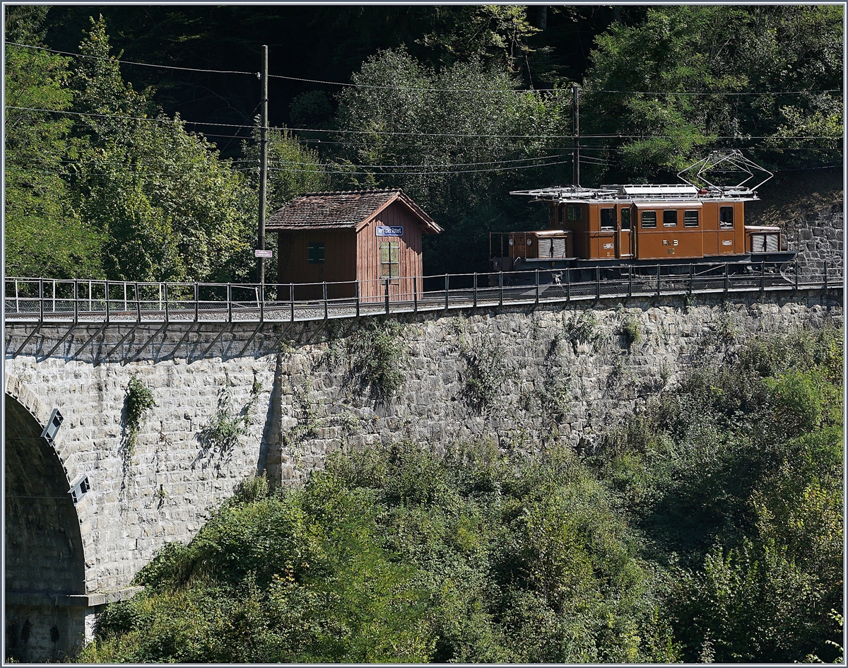 50 Jahre Blonay Chamby - MEGA BERNINA FESTIVAL: Die RhB Gastlok Ge 4/4 182 wartet in Vers chez Robert aufden  Riviera Belle Epoque -Zug 3565E.
9. Sept. 2018