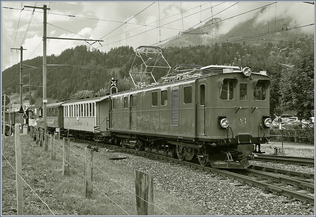 50 Jahre Blonay Chamby - MEGA BERNINA FESTIVAL:  Bündner Tag im Saaneland  - die RhB Ge 4/4 181 heute als BB Ge 4/4 81 bei der Blonay Chamby Museumsbahn, erreicht von Rougemont kommend den Bahnhof Saanen. 
14. Sept. 2018