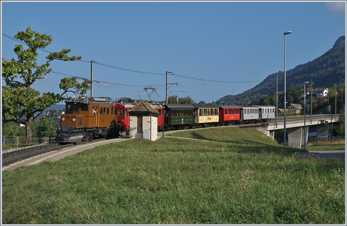 50 Jahre Blonay Chamby - MEGA BERNINA FESTIVAL die RhB  Ge 4/4 182 und der ABe 4/4 35 mit dem Riviera Belle Epoque Zug auf der Fahrt von Chaulin nach Montreux bei Châtelrad VD
15. Sept. 2018