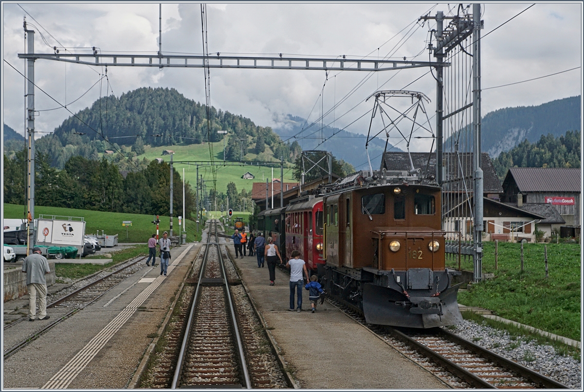 50 Jahre Blonay Chamby - Berninabahn im Saaneland: Aus dem Fenster des nach Montreux fahrenden MOB Zuges fotografiert: die Das RhB Bernina Bahn Krokodil Ge 4/4 182 und der RhB ABe 4/4 35 mit ihrem Extrazug nach Bulle in Rougemont

14. Sept. 2018