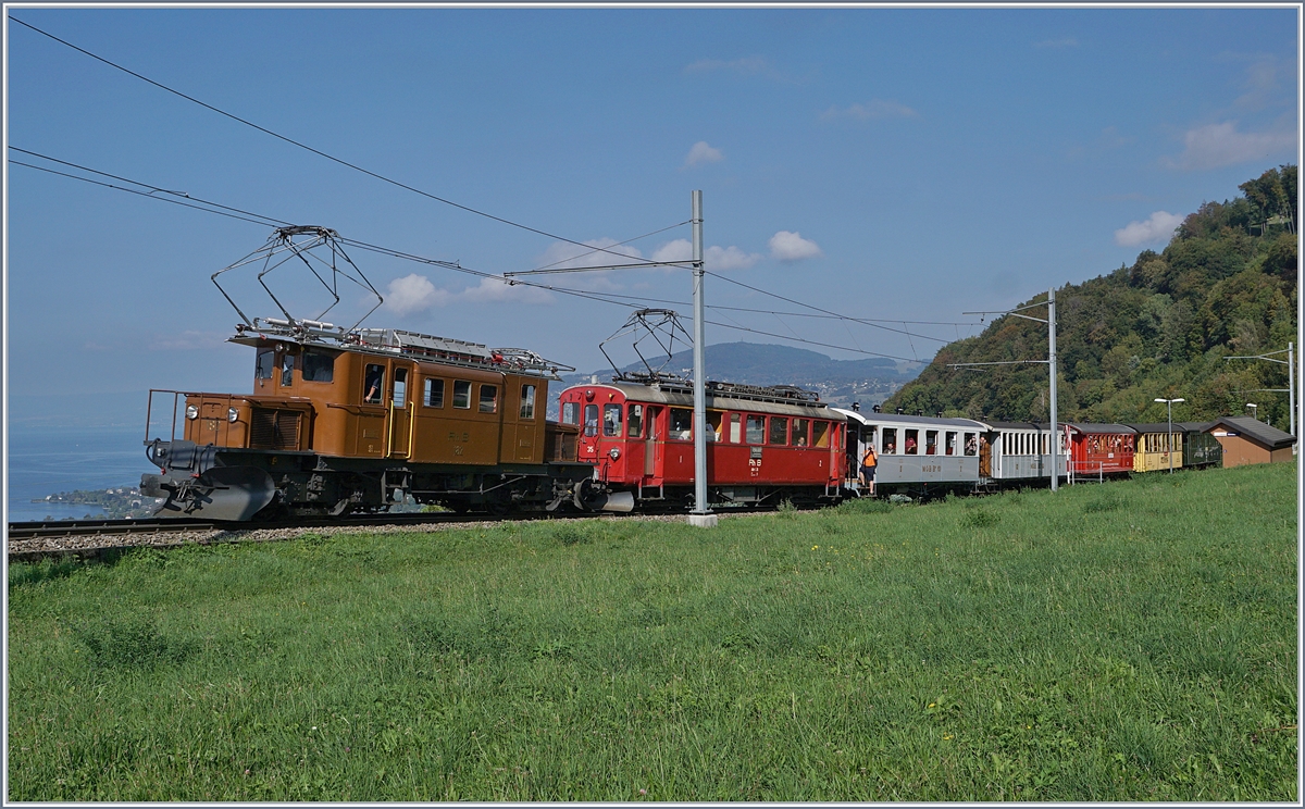 50 Jahre Blonay Chamby - Mega Bernina Festival: Das RhB Bernina Bahn Krokodil Ge 4/4 182 und der RhB ABe 4/4 35 mit ihrem Riviera Belle Epoque Zug bei Sonzier auf der Fahrt nach Chaulin.
15. Sept. 2018