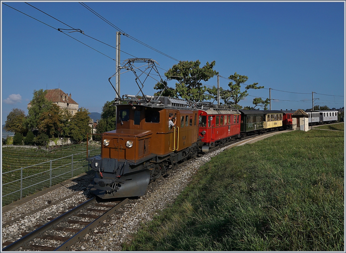 50 Jahre Blonay Chamby - Mega Bernina Festival: Das RhB Bernina Bahn Krokodil Ge 4/4 182 und der RhB ABe 4/4 35 mit ihrem Riviera Belle Epoque Zug bei Châtelard VD auf der Fahrt nach Montreux.
15. Sept. 2018