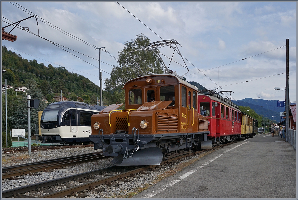 50 Jahre Blonay Chamby - MEGA BERNINA FESTIVAL: Die über hundert jährige RhB Ge 2/2 161, die noch heute im Rangierdienst in Poschiavo eingesetzt wird (!) mit dem RhB ABe 4/4 35 vor dem Riviara Belle Epoque Zug nach Vevey bei der Abfahrt in Blonay.
9. Sept. 2018