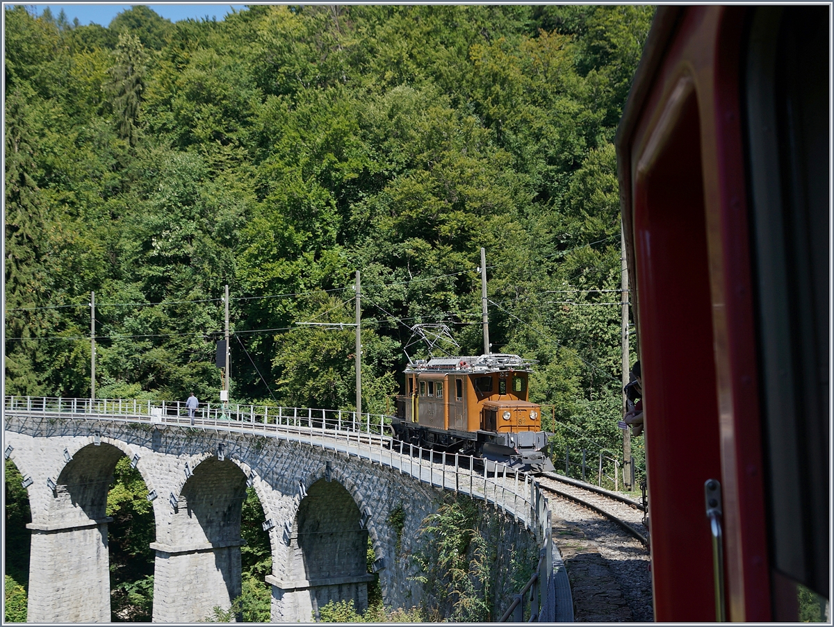 50 Jahre Blonay Chamby - MEGA BERNINA FESTIVAL: Da das Viadukt über die Baie de Clarens zu schwach ist, musste die Vorspannlok Ge 4/4 182 unseren Zug verlassen und alleine über die Brücke fahren. 
9. Sept. 2018