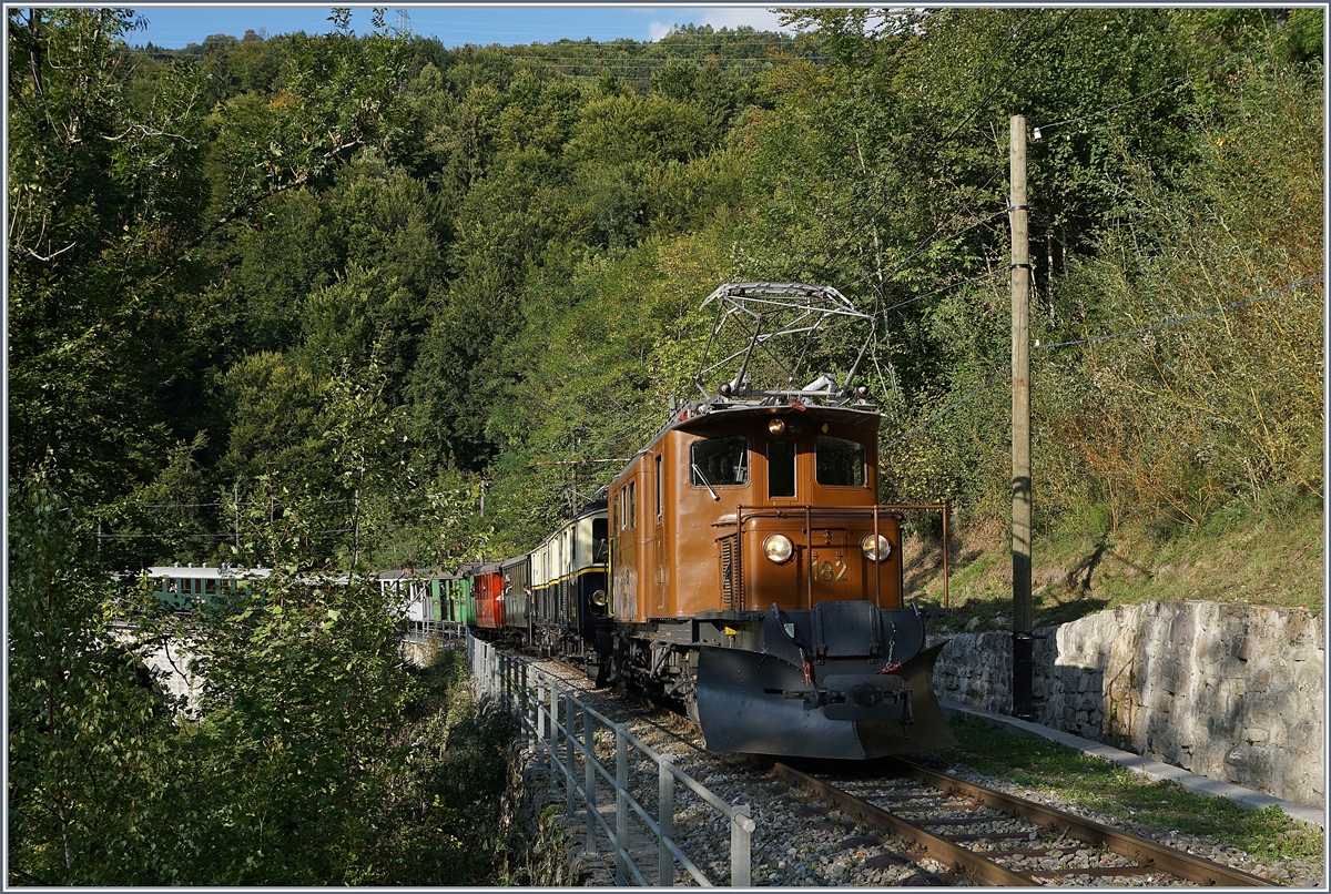 50 Jahre Blonay Chamby - MEGA BERNINA FESTIVAL: das RhB Bernina Bahn Krokodil als Gastlok bei der BC zieht zusammen mit dem MOB FZe 6/6 2002 einen langen Personenzug bei Vers-Chez-Robert Richtung Chamby.
9. Sept. 2018