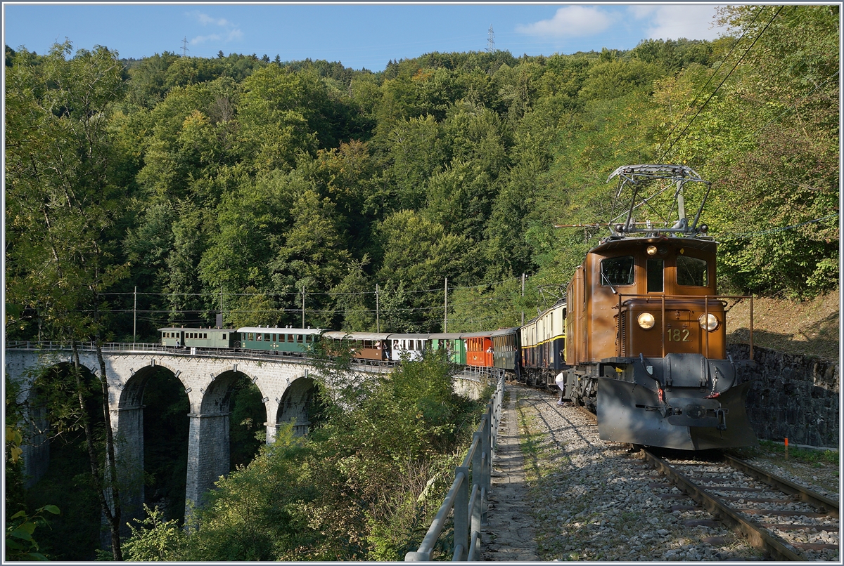 50 Jahre Blonay Chamby - MEGA BERNINA FESTIVAL: das RhB Bernina Bahn Krokodil als Gastlok bei der BC zieht zusammen mit dem MOB FZe 6/6 2002 einen langen Personenzug bei Vers-Chez-Robert Richtung Chamby.
9. Sept. 2018