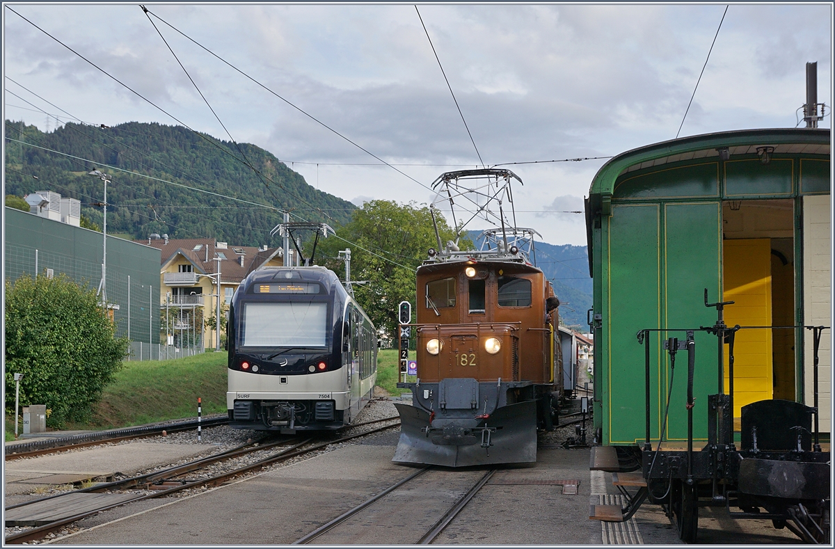 50 Jahre Blonay Chamby - MEGA BERNINA FESTIVAL: Viel Betrieb in Blonay: Rechts im Bild, nur angeschnitten wartet ein Personenzug auf die Abfahrt, in der Mitte ist die RhB Ge 4/4 182 angekommen und im Hintergrund steht der CEV Beh 2/4 72.
9. Sept. 2018