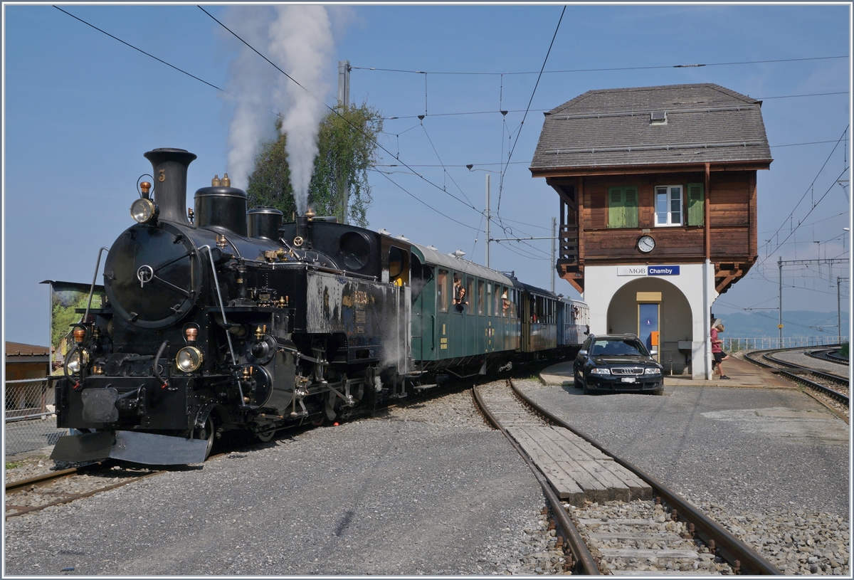 50 Jahre Blonay - Chamby; Mega Steam Festival: Die BFD HG 3/4 N° 3 ist mit ihrem ersten Zug des Tages in Chamby eingetroffen und und wartet nun auf die Zustimmung zur Fahrt nach Chaulin.
19. Mai 2018
