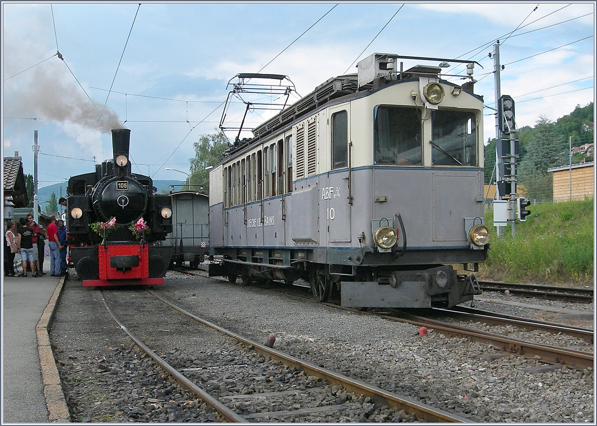 50 Jahre Blonay - Chamby Museumsbahn; auch wenn kein  MEGA -Anlass stattfindet, gibt es was zu feiern (ich habe nur nicht mitbekommen was); jedenfalls warten gleich zwei B-C Extrazge mit geladenen Gsten in Blonay auf die Abfahrt.
(Nachtrag: Der Anlass der Festveranstaltung waren jene, die sie 50 Jahren mit vile Fleiss die herrliche Museumsbahn am Laufen halten: die Freiwilligen Mitarbeiter und Vereinsmitglieder der B-C; in diesem Sinne auch ein herzliches Dankeschn von meiner Seite  aus. 24.7.18)  
21. Juli 2018