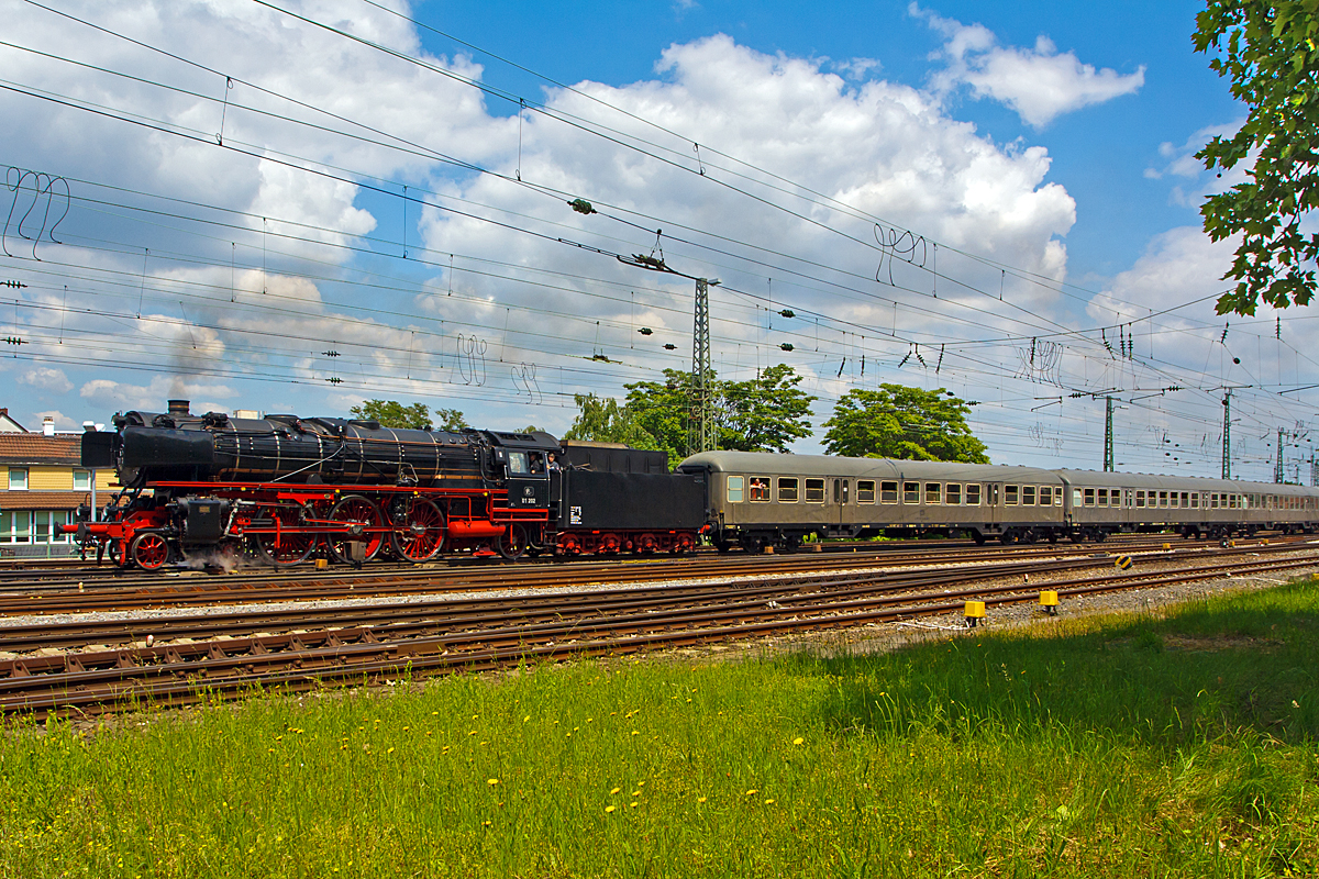 
5.000 Bilder haben wir nun schon auf Hellertal.Startbilder zusammen getragen, da will ich diese Schönheit zeigen......

Die Schnellzug-Dampflokomotive 01 202 (90 85 0001 202-0 CH-VPAC) vom Verein Pacific 01 202, ex DB 001 202-1, ex DB 01 202, ....
Hier fährt sie am 31.05.2014 mit ihren Personenzug beim Dampfspektakel 2014 gleich in den Hauptbahnhof Neustadt an der Weinstraße ein.  

Meinen herzlichen Dank nochmals allen Mitwirkenden und Besuchern.