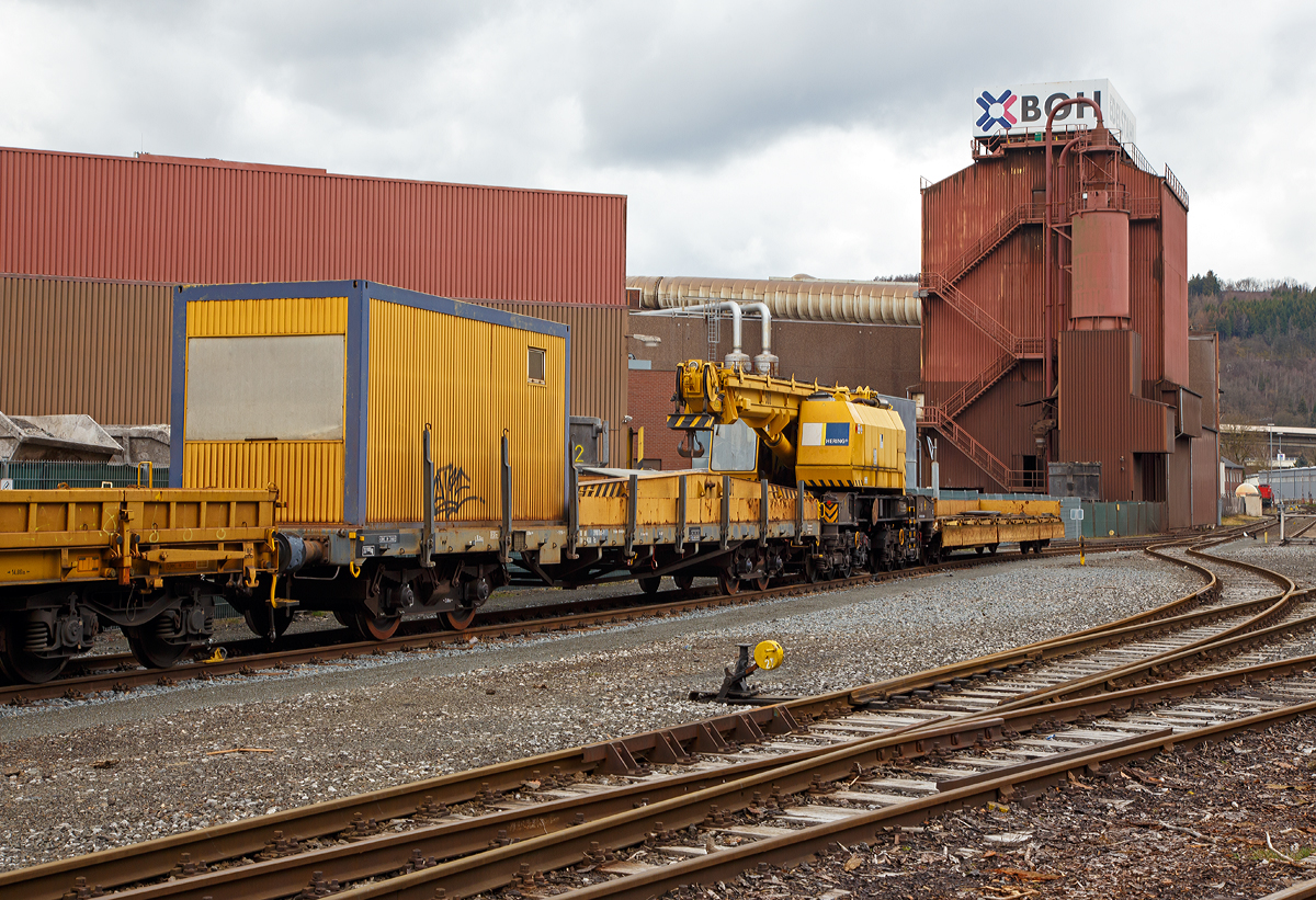 
50t-KIROW-Schienenkran TELVAR 50-1 der Hering Bau (Burbach),  Schweres Nebenfahrzeug Nr. 97 82 35 501 19-1,  mit dem Schutzwagen 80 80 3900 001-9 D-HGUI (Gattung Rs) und einem Res (mit unbek, Nr.), abgestellt am 09.03.2019 in Siegen-Eintracht auf dem Gelnde der KSW Kreisbahn Siegen-Wittgenstein GmbH. 

Der Eisenbahndrehkran wurde 1992 von der Schwermaschinenbau KIROW Leipzig GmbH  (bis 1990 zum TAKRAF Kombinat) unter der Fabriknummer 1 gebaut. Er war wohl der erste gebaute Kran nach der Reprivatisierung 1990,  bis dahin bestand das TAKRAF Kombinat aus 26 Einzelbetrieben, zu denen auch der VEB Schwermaschinenbau S. M. Kirow Leipzig gehrte.

TECHNISCHE DATEN:
Spurweite: 1.435 mm
Eigengewicht: 120 t
Lnge ber Puffer: 13.600 mm
Achsanzahl: 6 (in zwei Drehgestellen)
Drehzapfenabstand: 6.000 mm
Achsabstand in den Einzeldrehgestellen: 3.000 mm (2x 1.500 mm)
Treib- und Laufraddurchmesser: 920 mm (neu)
Fahrgeschwindigkeit im Zugverband: 120 km/h
Fahrgeschwindigkeit mit Eigenantrieb: 20 km/h ohne Last 6 km/h mit Last
Zugelassen als Schwerwagen fr Streckenklasse: CS04 und hher
kleinster befahrbarer Radius: 80 m
Bremse: KE-GP

Tragfhigkeiten:
bei  8,00 m Ausladung vor Puffer:  50 t, freistehend: 46 t
bei 18,00 m Ausladung vor Puffer: 17 t, freistehend: 46 t
Hubgeschwindigkeit: bis 30 t 5,3m/min, bis 50 t 3,5 m/min
