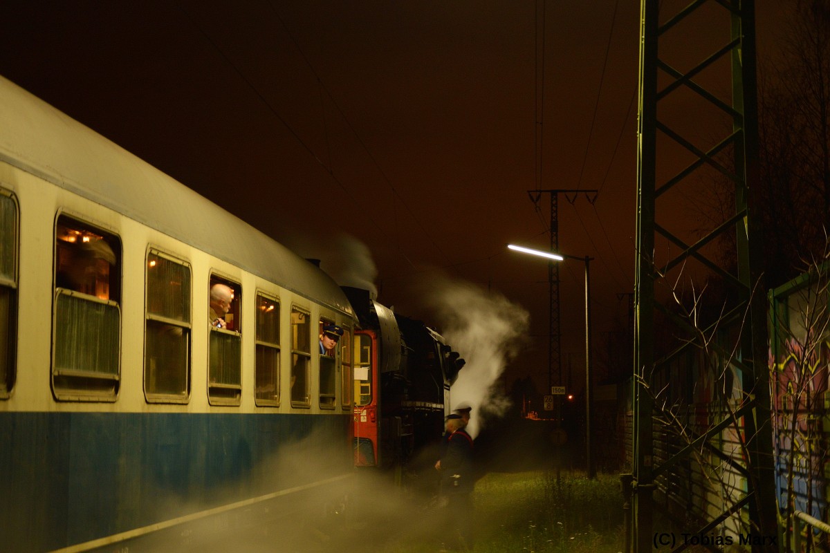 52 4867 der HEF beim Halt in Weiterstadt. Am Haken hat sie den Sonderzug des Eisenbahnmuseum Darmstadt-Kranichstein zum Weihnachtsmarkt der Nationen nach R�desheim. Hier bei der R�ckfahrt am 12.12.2015.