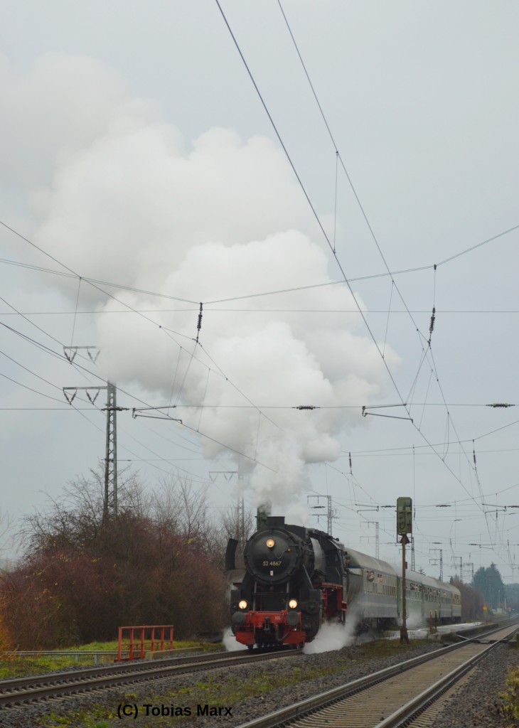 52 4867 der HEF mit dem Sonderzug zum Weihnachtsmarkt der Nationen nach Rüdesheim des Eisenbahnmuseum Darmstadt-Kranichstein bei der Ausfahrt aus Weiterstadt am 12.12.2015.