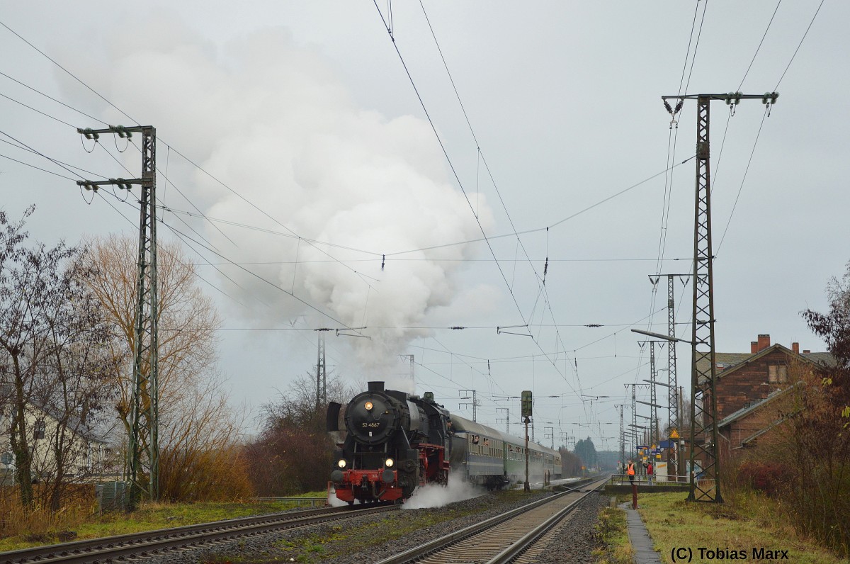 52 4867 der HEF mit dem Sonderzug zum Weihnachtsmarkt der Nationen nach Rüdesheim des Eisenbahnmuseum Darmstadt-Kranichstein bei der Ausfahrt aus Weiterstadt am 12.12.2015.