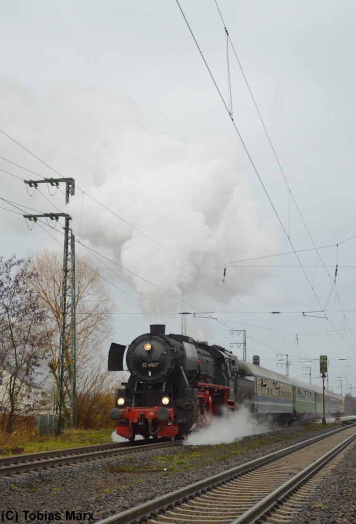 52 4867 der HEF mit dem Sonderzug zum Weihnachtsmarkt der Nationen nach Rüdesheim des Eisenbahnmuseum Darmstadt-Kranichstein bei der Ausfahrt aus Weiterstadt am 12.12.2015.