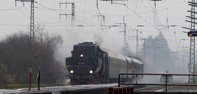 52 4867 der Historischen Eisenbahn Frankfurt bei der Durchfahrt in Weiterstadt mit einem Sonderzug des Eisenbahnmuseum Darmstadt.
Aufgenommen am 14.Dez.2013