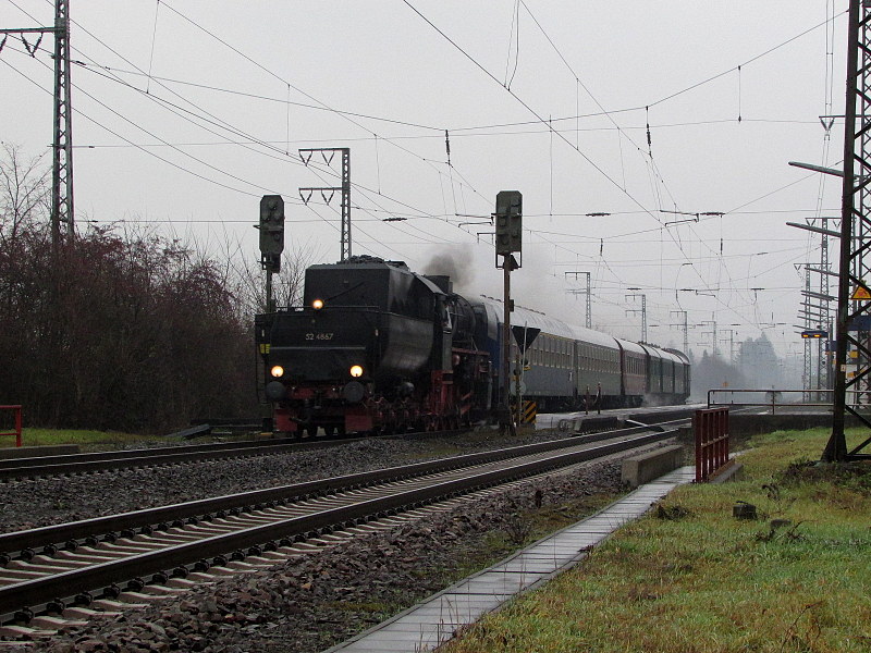 52 4867 der Historischen Eisenbahn Frankfurt bei der durchfahrt mit einem Sonderzug des Eisenbahnmuseum Darmstadt in Weiterstadt am 14.Dez.2013