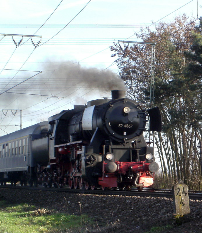 52 4867 der Historischen Eisenbahn Frankfurt mit einem Sonderzug der Darmst�dter Museumseisenbahn am B� 33 bei Worfelden.
Aufgenommen am 15.Dez.2013