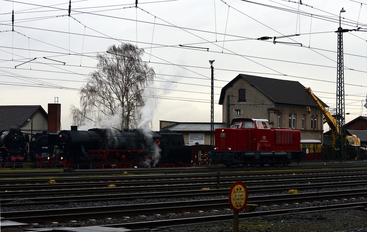 52 4867 der Historischen Eisenbahn Frankfurt und V 122 des Eisenbahnmuseum Darmstadt Kranichstein im BW DA-Kranichstein am 13.12.2014