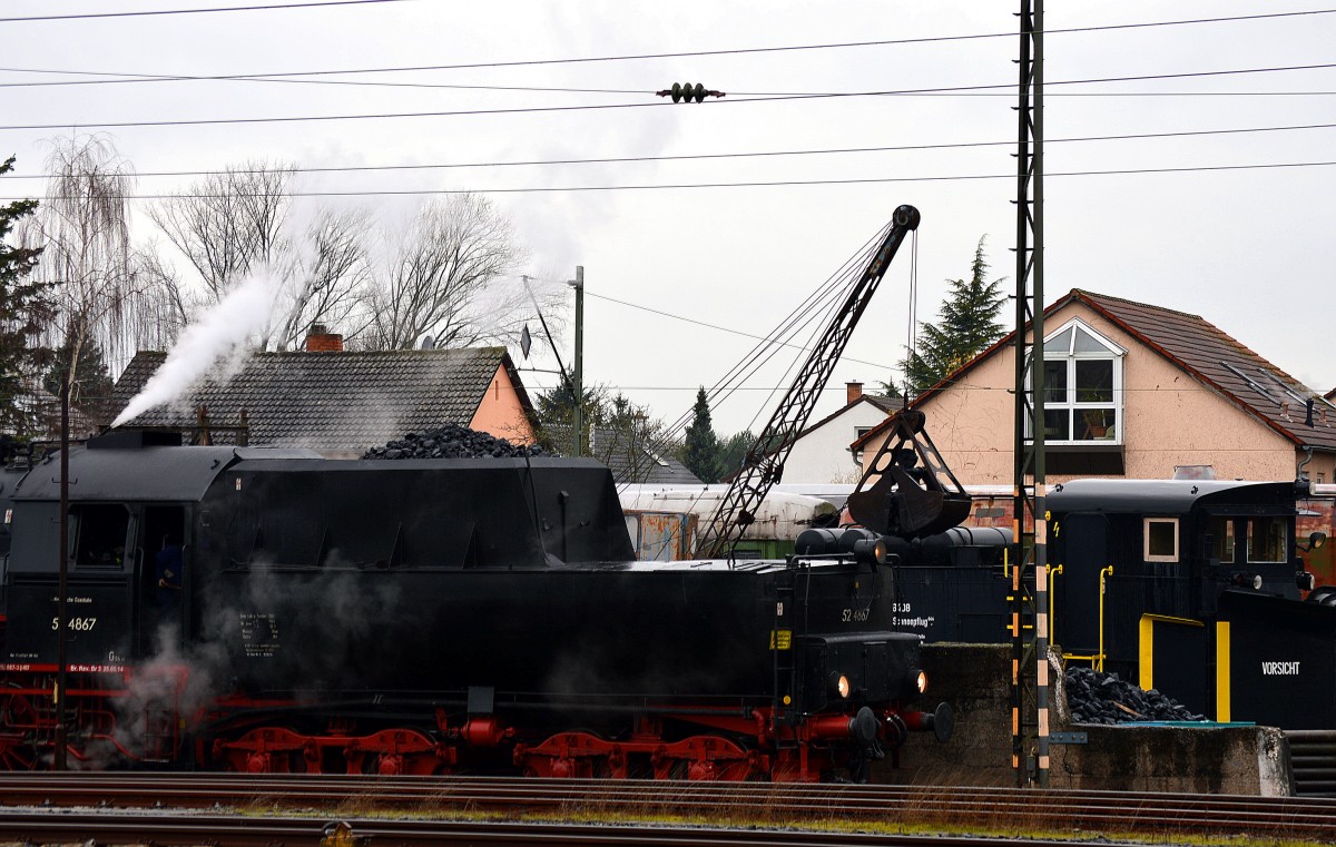 52 4867 der Historischen Eisenbahn Frankfurt beim Kohle laden im Eisenbahnmuseum Darmstadt Kranichstein am 13.12.2014