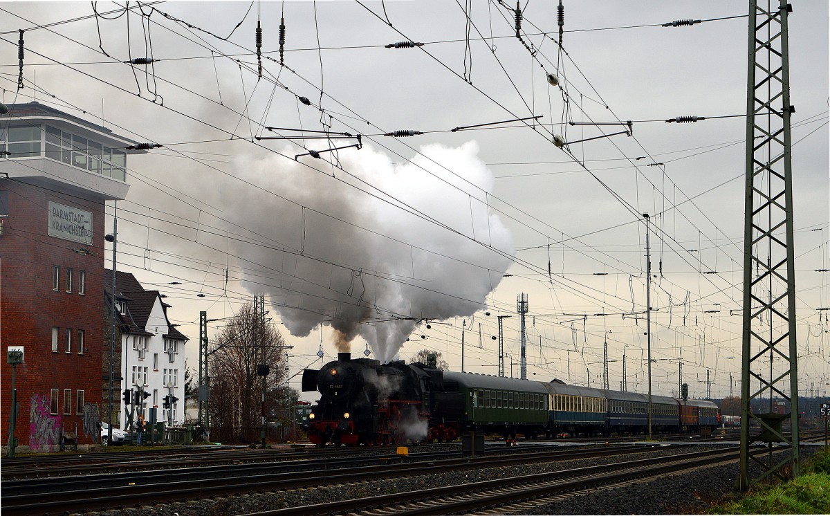 52 4867 der Historischen Eisenbahn Frankfurt bei Rangierarbeiten auf dem Bahnhof Darmstadt Kranichstein am 13.12.2014.